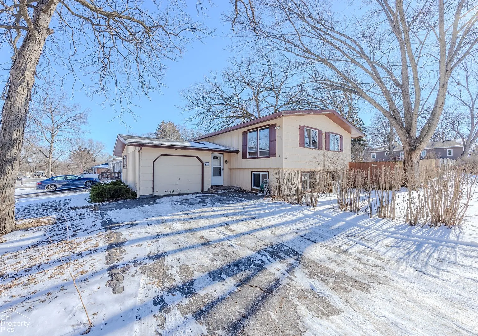 Front exterior of the two-story house at 2017 W Oakleaf Dr, McHenry, IL in winter