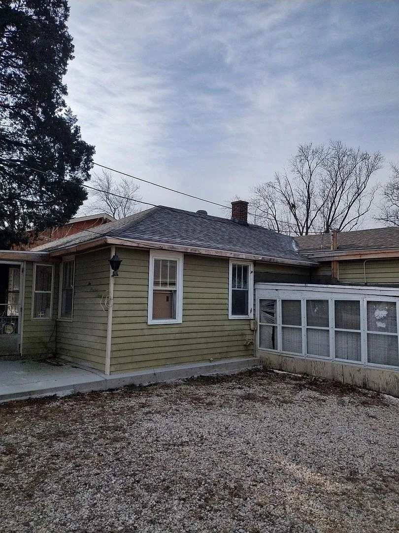 Front exterior of the 1920 cottage at 207 S Highland Dr, Lakemoor, IL as purchased
