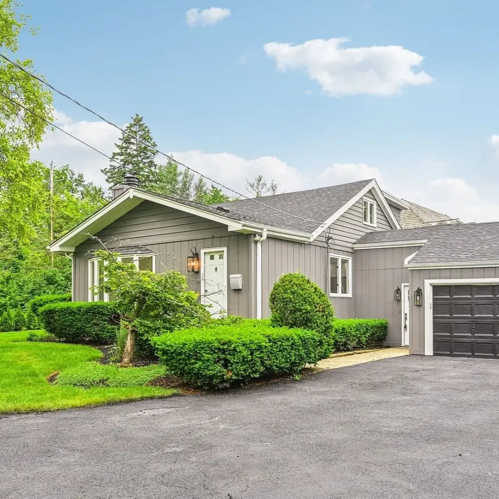 Libertyville, IL home Easy Exit Home Buyers bought as a family moved their mother to a retirement home