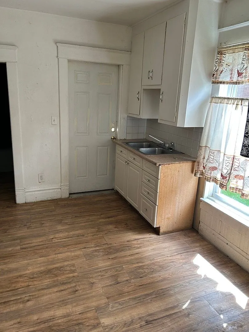 Original kitchen in worn condition, 2607 Elizabeth Ave Zion